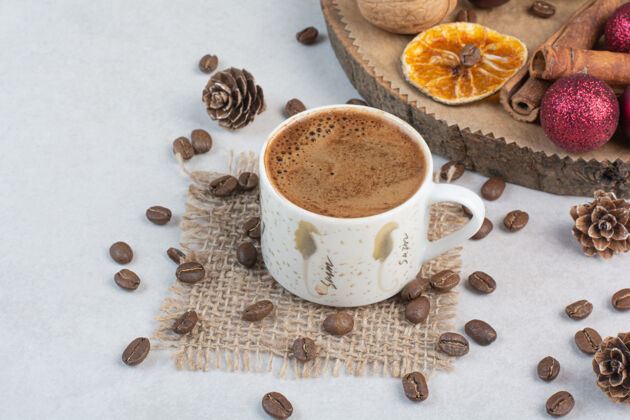 有机咖啡杯和咖啡豆在麻布上高质量的照片马克杯饮料