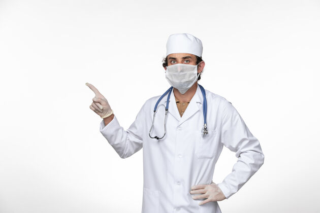 医疗正面图：男医生穿着医疗服 戴着口罩 以防柯维德-白地板病毒疾病-健康柯维德-大流行防护疾病西装