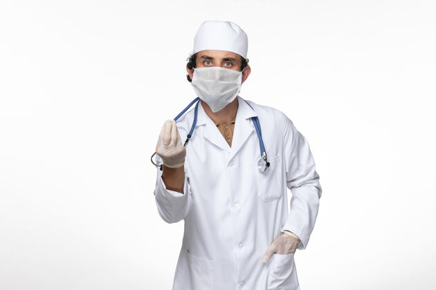 套装正面图男医生穿着医疗服 戴着无菌口罩 以防白壁病毒冠状病毒大流行疾病医生冠状病毒外套