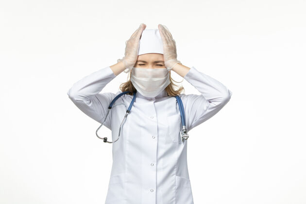 到期正面图女医生穿着医疗服戴口罩和手套因冠状病毒轻壁病病毒冠状病毒-大流行性疾病人医学光