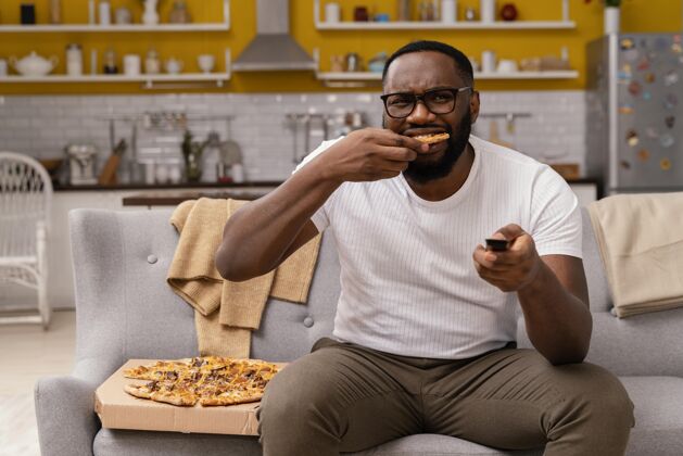 房子男人看电视吃比萨饼披萨吃饭男人
