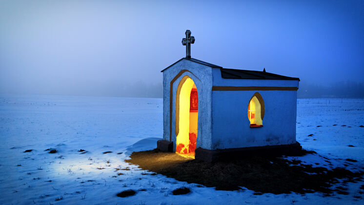 夜晚冬天的黑白水泥教堂庇护所户外冰
