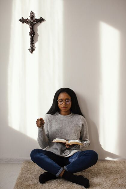 信仰女人在室内读圣经和平成人神圣