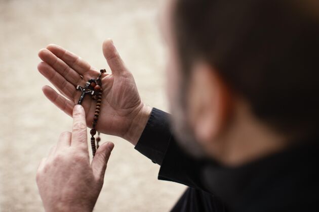 信仰虔诚的人在室内祈祷信任宗教崇拜