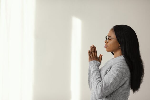 宗教虔诚的女人在家里祈祷祈祷沉默神圣