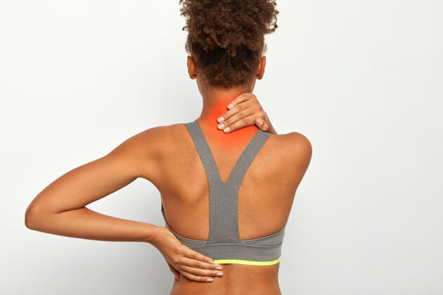 脊椎皮肤黝黑的无脸女人患有颈背疼痛 手放在脖子上有红斑 有健康问题 脊椎疾病 戴运动胸罩 隔离在白色背景上疼痛综合症卷曲物理深色