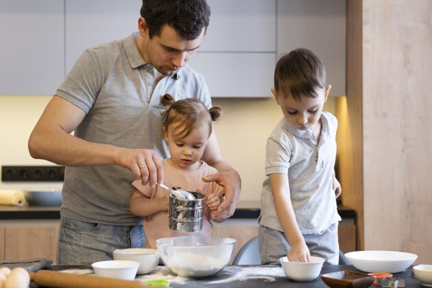 室内中枪父亲和孩子在厨房成人配料生活方式