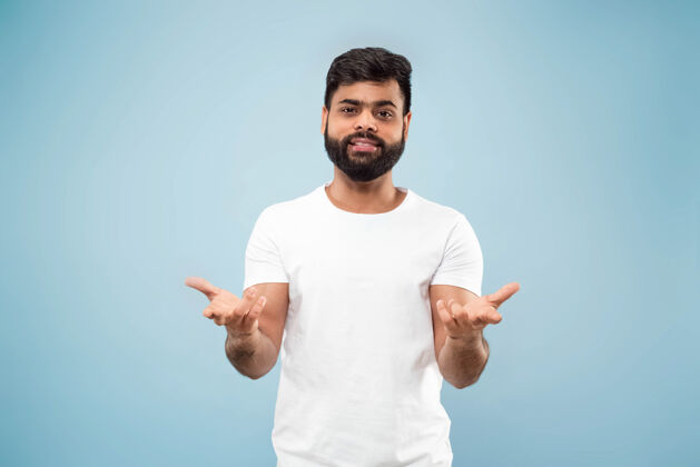 男人蓝色空间上穿着白衬衫的年轻印地安人的半身特写肖像广告事业男人