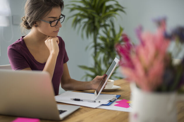 商务女人长时间呆在电脑前坐着专业职业浏览