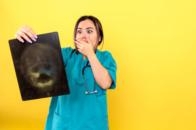 X光放射科医师侧视图放射科医师对病人头部进行x光成像女士听诊器快乐