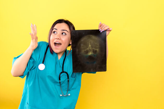 人放射科医生的侧视图感谢x光放射科医生帮助病人成人工作X光