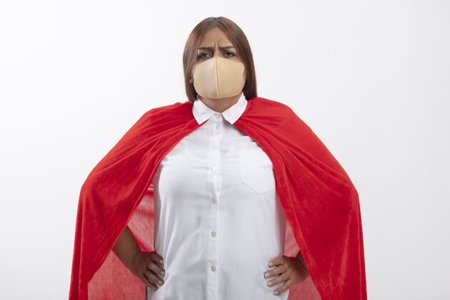 超级英雄自信的中年女超级英雄戴着医用口罩把双手放在臀部隔离在白色女性臀部穿