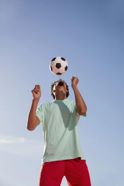 足球一个正在踢足球的年轻人男人肖像男