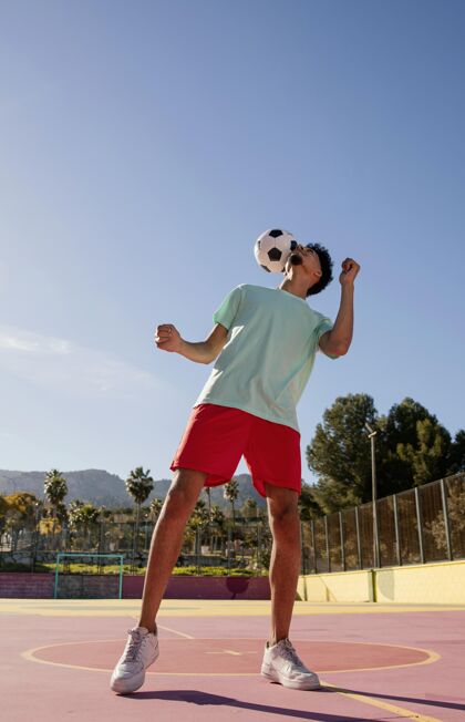 球员一个正在踢足球的年轻人男人年轻人足球