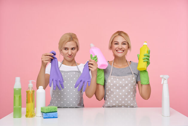 清洁年轻的金发可爱的主妇们戴着橡胶手套准备春季大扫除困惑头发家庭
