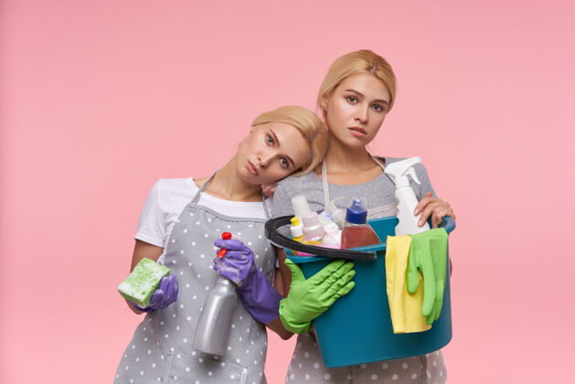 家务年轻的金发可爱的主妇们戴着橡胶手套准备春季大扫除自然洗涤剂疲倦