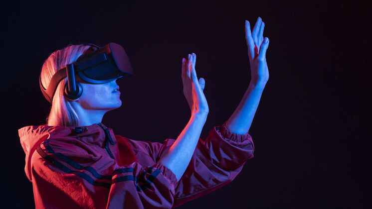 体验体验虚拟现实的女人虚拟现实创新技术