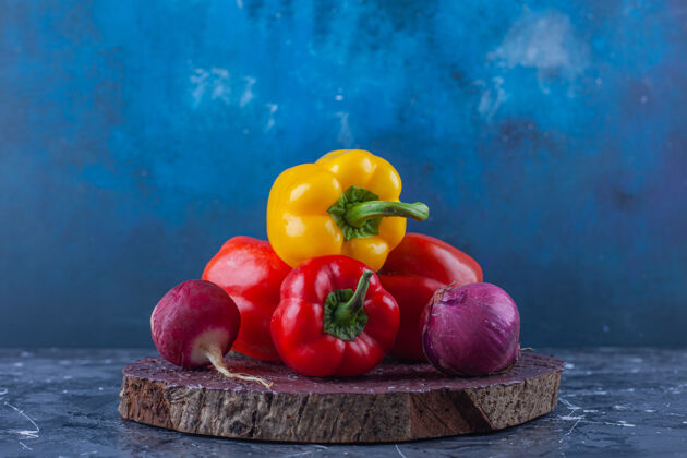 蔬菜不同颜色的甜椒和萝卜在木片上的变化熟的胡椒新鲜