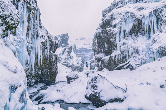 悬崖站在白雪覆盖的悬崖上的女人女人山冬天