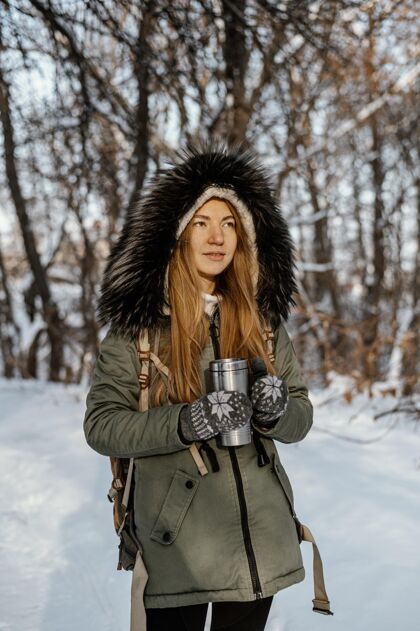 雪冬天背着背包的肖像女人肖像场景雪冬天