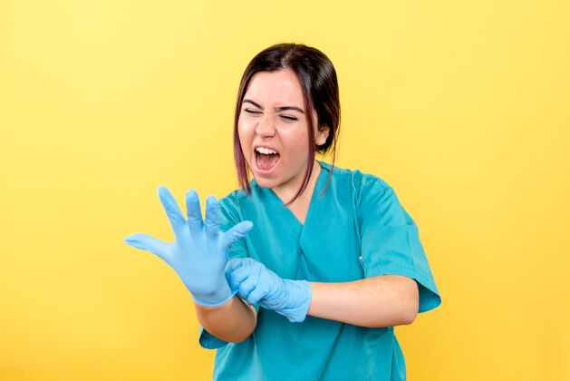 人医生的侧视图鼓励人们在流感大流行期间戴手套流行病漂亮手套