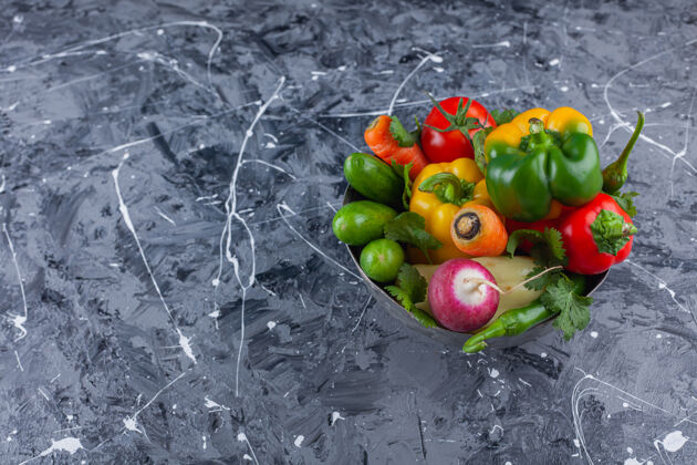 新鲜一堆新鲜蔬菜放在金属碗里辣椒绿色番茄