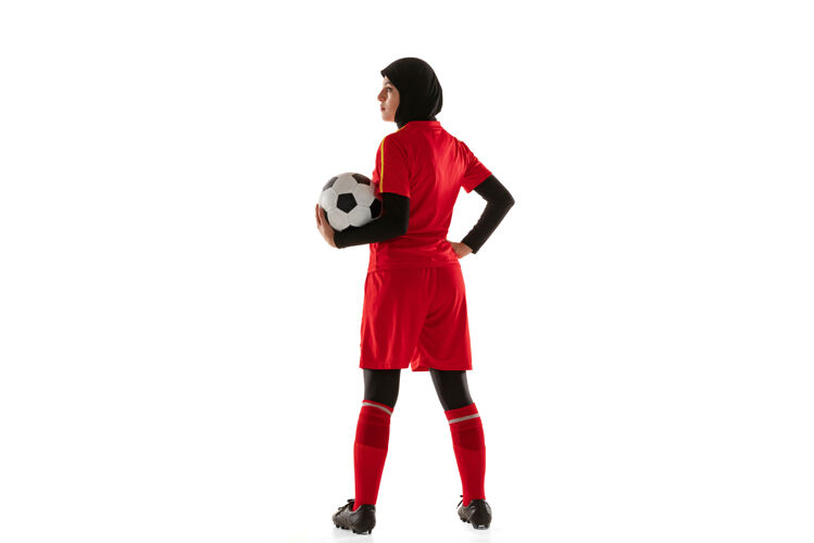 短裤阿拉伯女子足球或足球运动员 背景为白色工作室年轻女子持球 训练 运动和动作练习玩微笑肖像