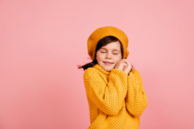 模特可爱的小模特闭着眼睛摆姿势穿着法国贝雷帽的放松的孩子毛衣黑发可爱