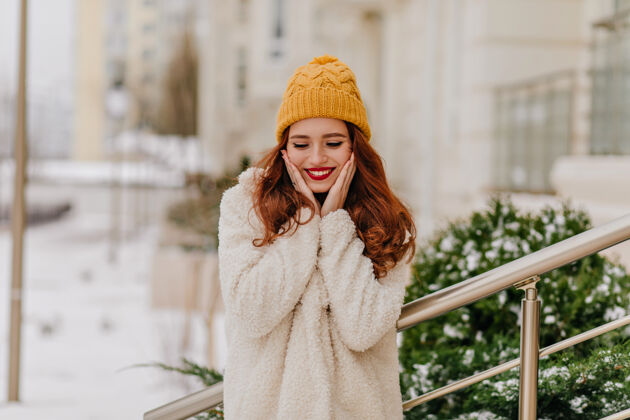 一月令人惊艳的姜女在冬天摆出真诚的微笑积极的白人女孩在十二月玩得开心女士休闲姜