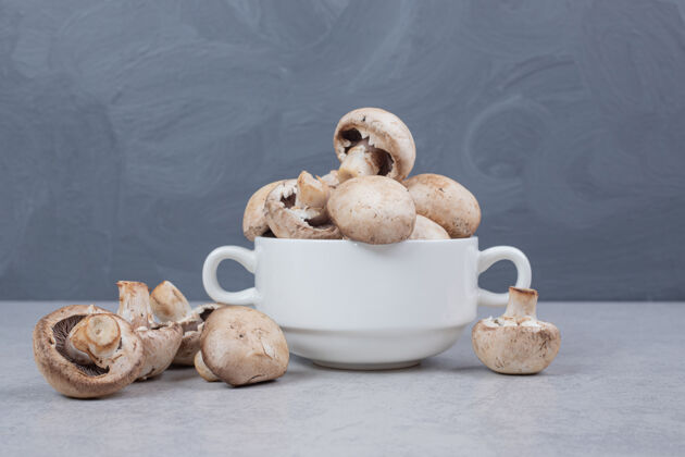 蘑菇新鲜蘑菇放在白色盘子里高质量的照片新鲜的可食用的食物