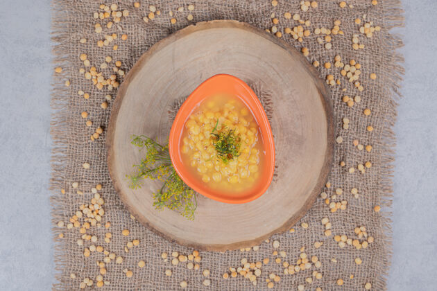扁豆美味的小扁豆汤和木盘上的小扁豆粒高品质的照片好吃的食物可食用的