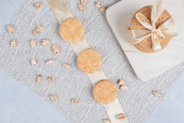 饼干一堆节日饼干和花生放在木板上高质量的照片木板面包房甜点