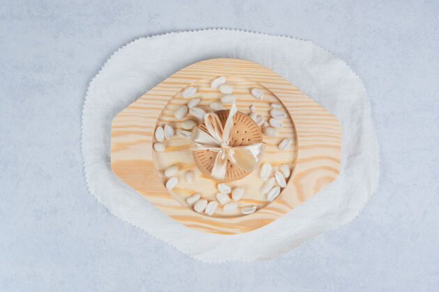 甜点一堆节日饼干和花生放在木盘上高质量的照片甜点糕点木板
