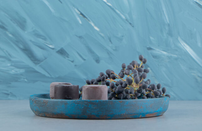 糖托盘上的葡萄和甜点 大理石背景高品质照片盘子美味甜的