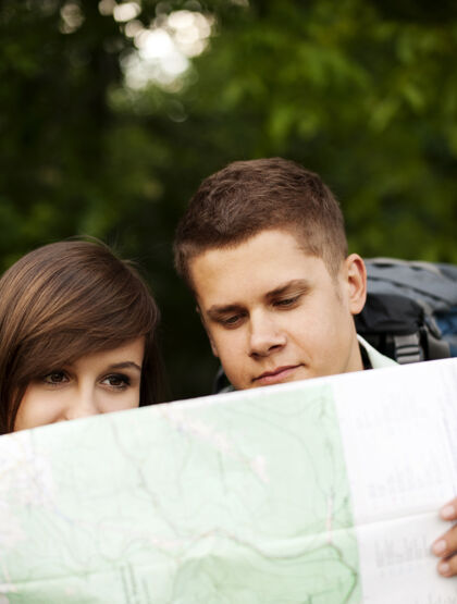 阅读夫妻俩在看地图人夫妇春天