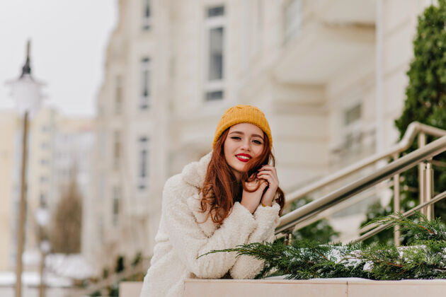 女人梦幻的姜汁女孩 明亮的妆容摆在户外优雅的红发白衣女人的肖像女性雪冬季