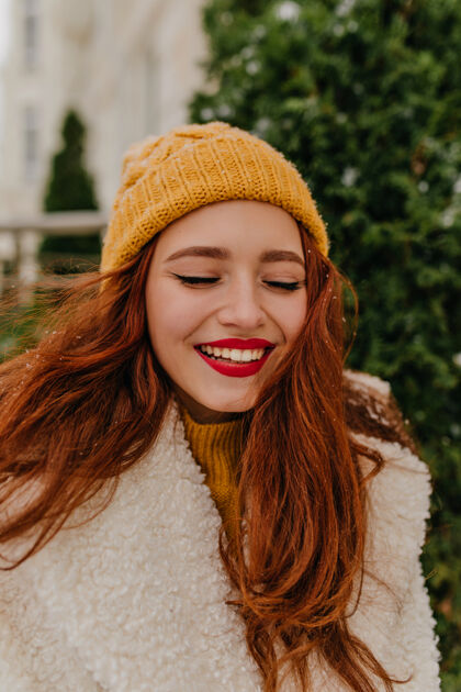 冷冻热情的姜女青年表达幸福精致女孩冬日寒意的户外照片肖像乐趣服装