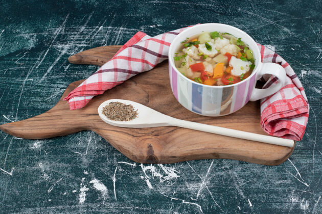 各种用桌布和勺子放在木板上的蔬菜汤高质量的照片食物勺子香料