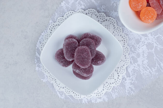 美味白色桌子上摆着一碗碗五颜六色的果酱高质量的照片果冻果酱糖果