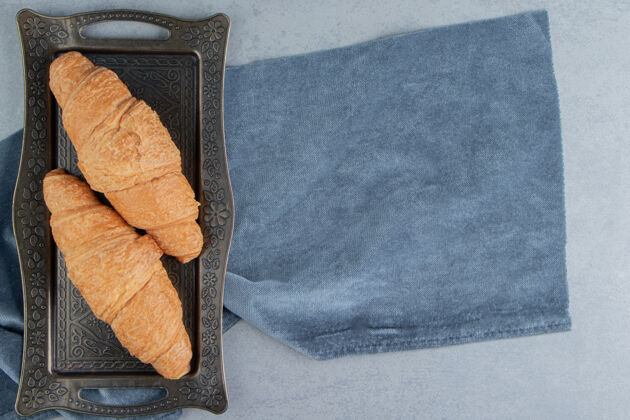 甜食牛角面包托盘毛巾上 大理石背景高品质的照片托盘牙粉美味
