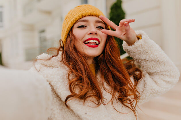 配件姜毛美女在寒冷的冬日摆造型美丽红发女孩的户外照片女性欢呼享受