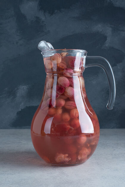 饮料一个深色背景上有果汁的玻璃罐高质量的照片饮料美味可口