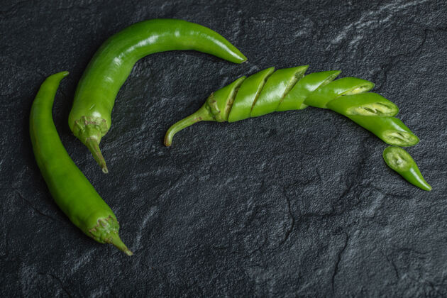素食绿色辣椒片或整个黑色背景高品质的照片植物活力团体