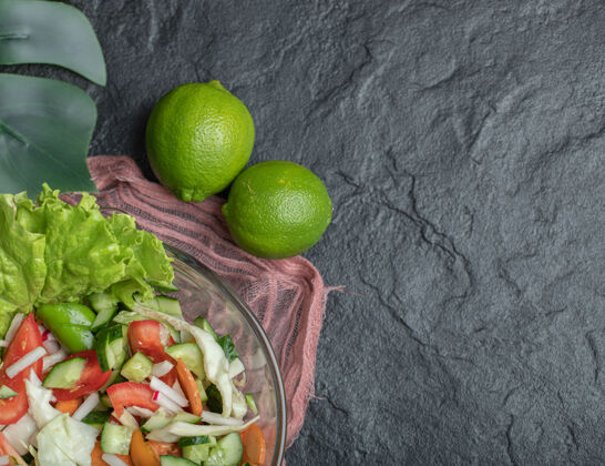 酸橙健康蔬菜沙拉黑色背景高品质的照片健康自然饮食