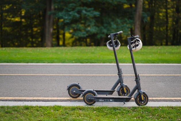 电机两辆电动踏板车或电动踏板车停在路边未来电力科技