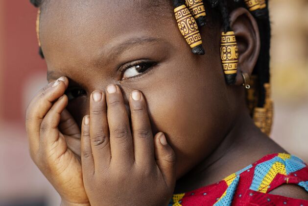 肖像特写非洲女孩捂着脸种族第三世界贫困