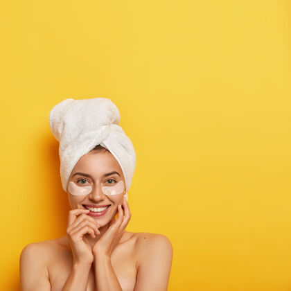 美容Spa治疗和卫生概念美丽的年轻女子 皮肤清新健康 在眼睛下佩戴化妆品贴片 减少浮肿和黑眼圈滋养赤膊垂直