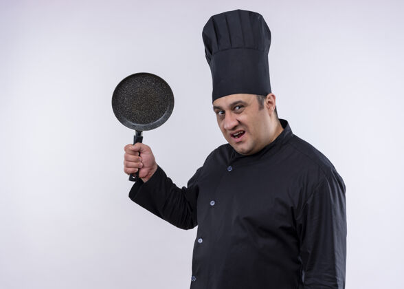 穿男厨师身穿黑色制服 头戴厨师帽 站在白色背景上 怒气冲冲地摇着锅烹饪秋千白