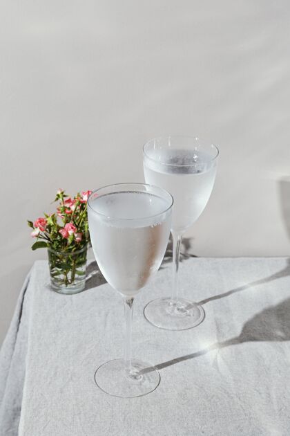 桌子一杯有花瓣的水花瓣水饮料