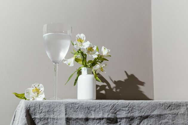 杯子桌上有一杯水和花花瓶饮料一杯水